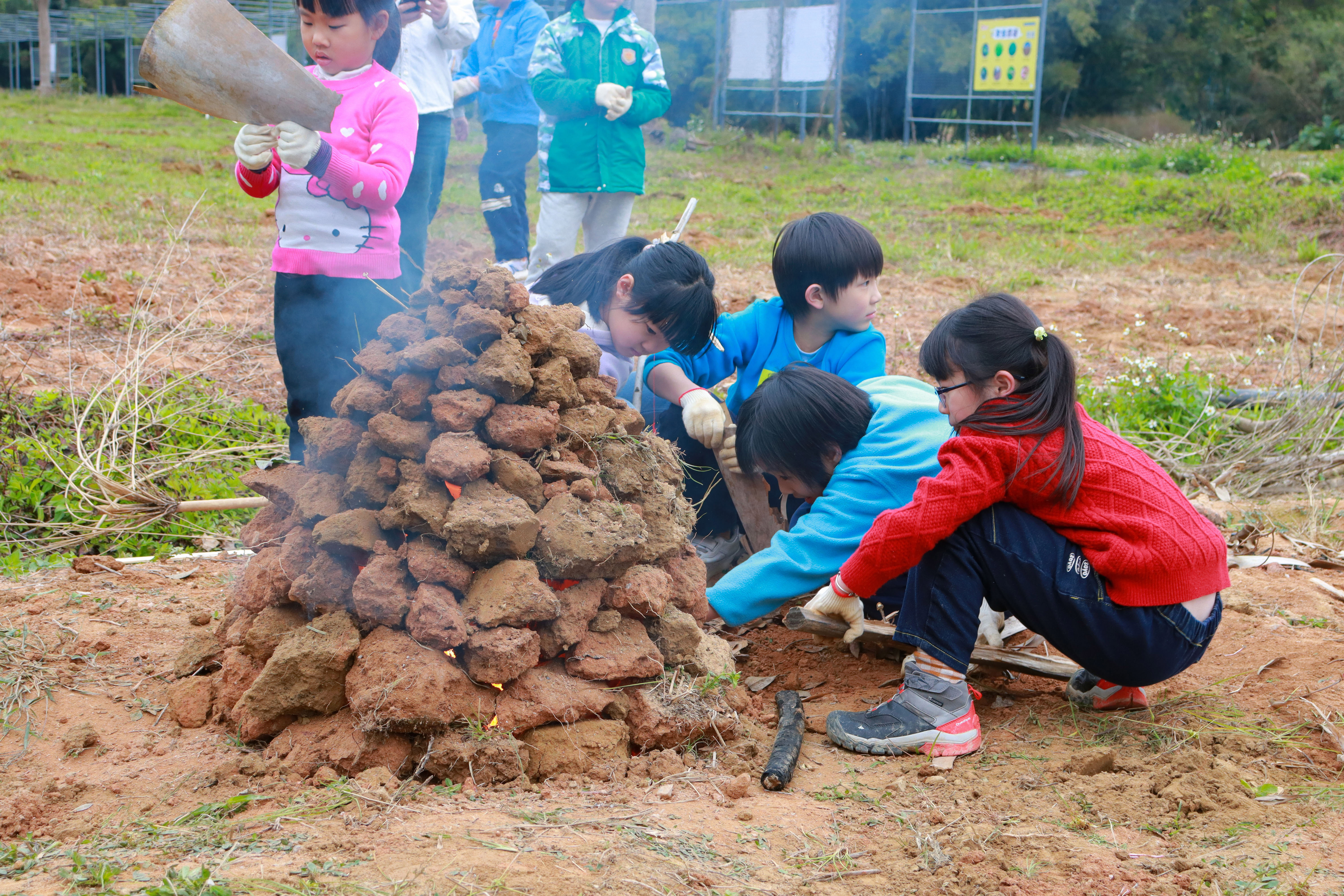 图9：趣味垒土窑